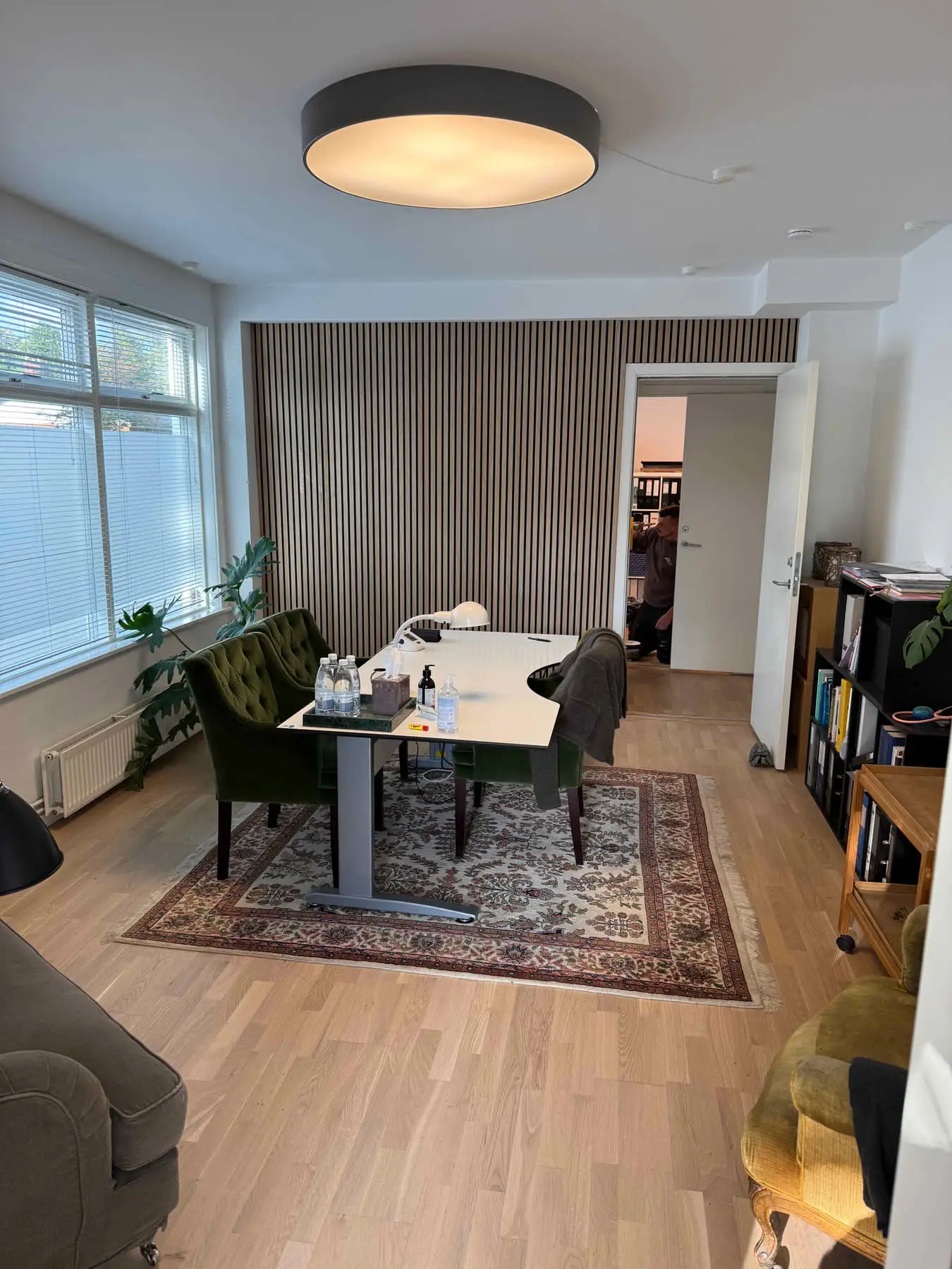 Nyrenoveret spisestue med lyse vægge og store vinduer