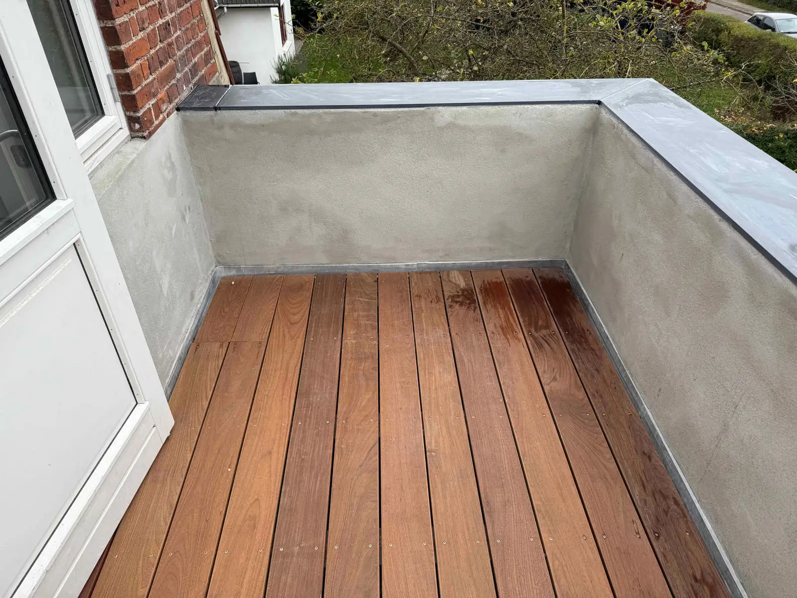 Færdig terrasse i hårdttræ med pudsede sidemure